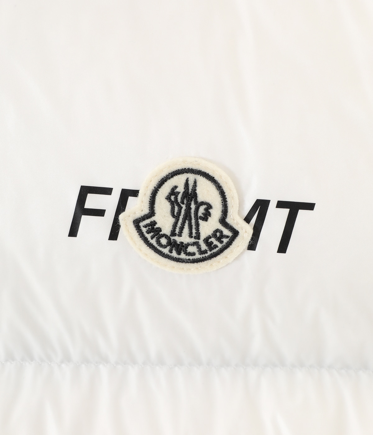 MONCLER ホワイト　ロゴマーク　コミックタグ　ダウンベスト　サイズ1 MONCLER モンクレール ダウンベスト レディース ロゴ ベスト