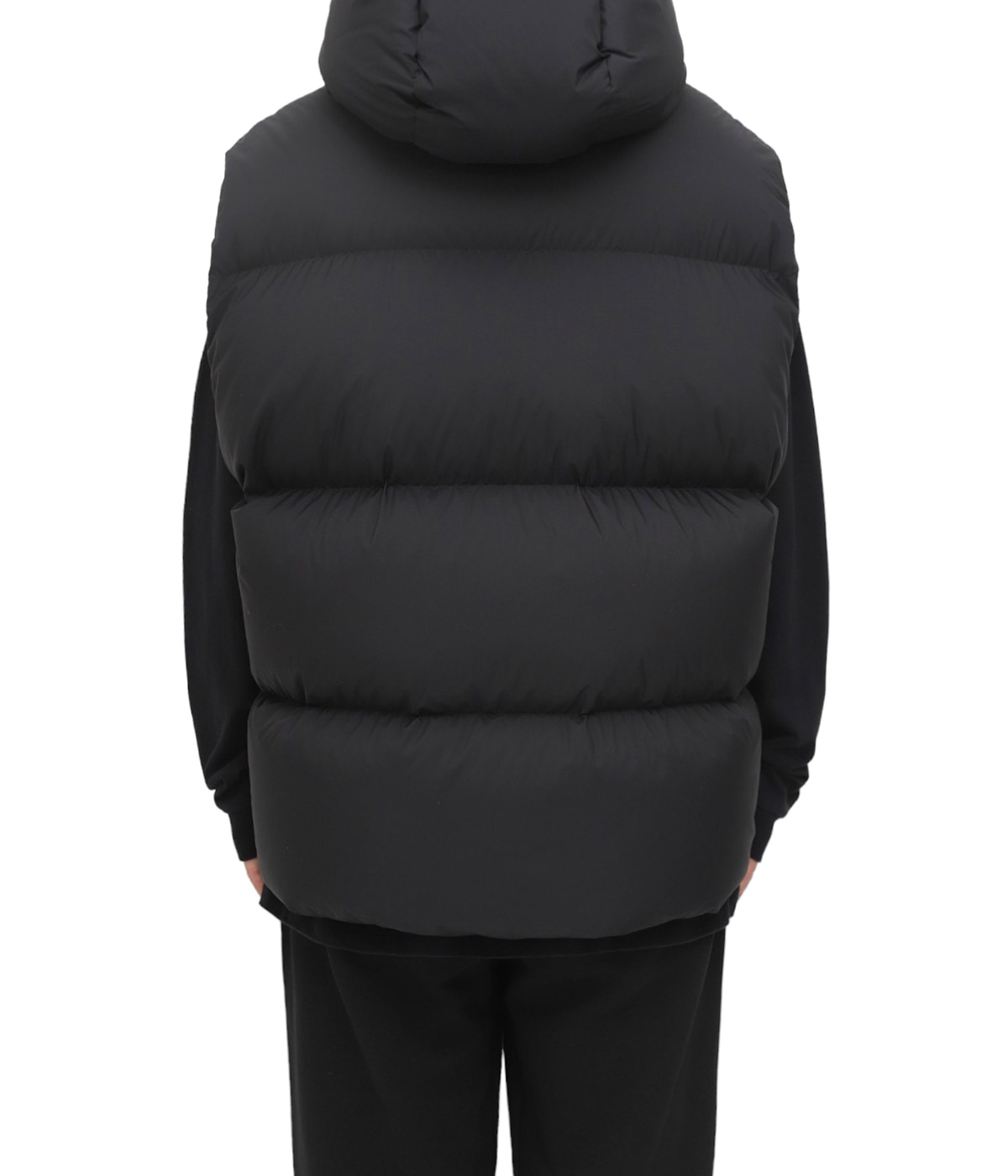 model（184cm / 63kg）B85 W80 H102 着用サイズ：2
