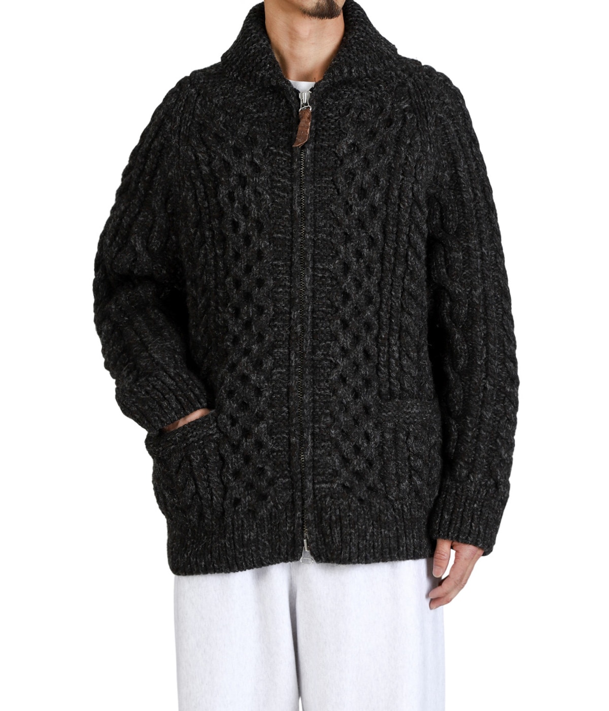 model（175cm / 60kg）B85 W75 H92 着用サイズ：M