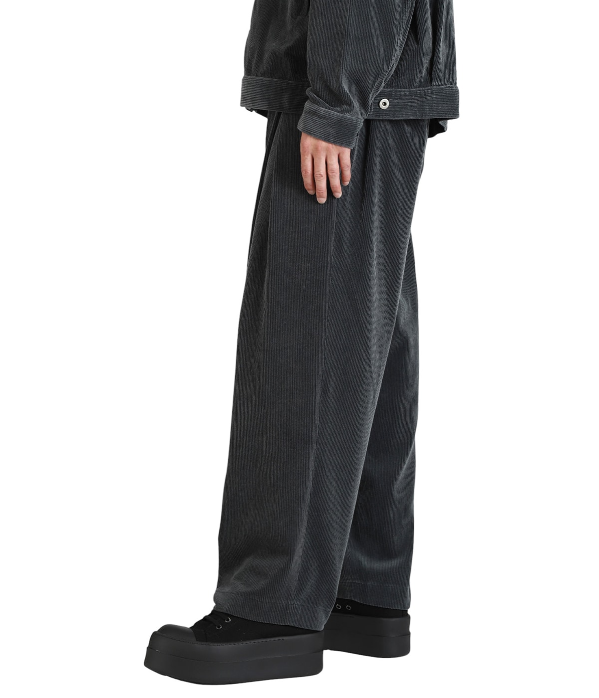 model(175cm / 60kg)B85 W75 H92 着用サイズ：L(48)