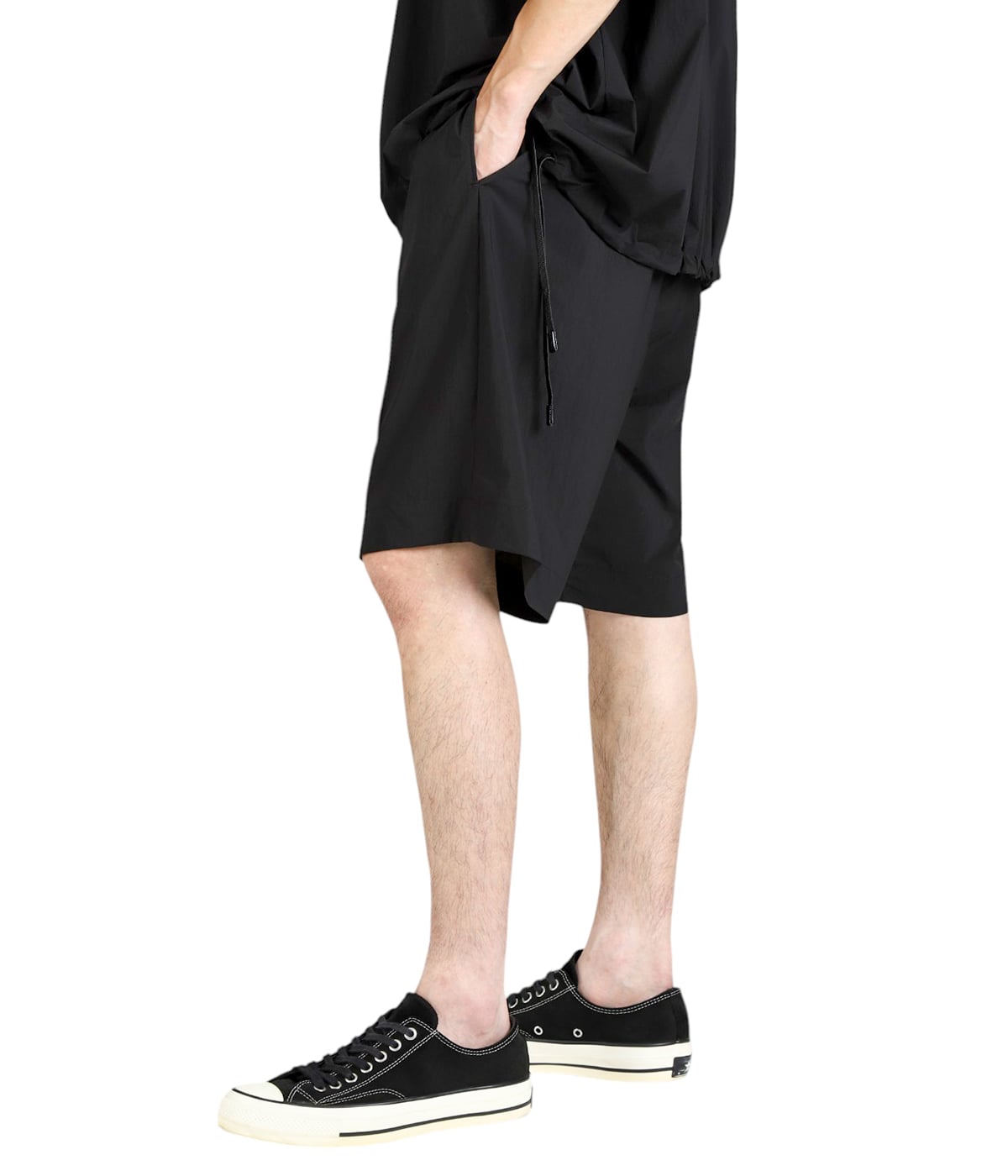 model（175cm / 60kg）B85 W75 H92 着用サイズ：38