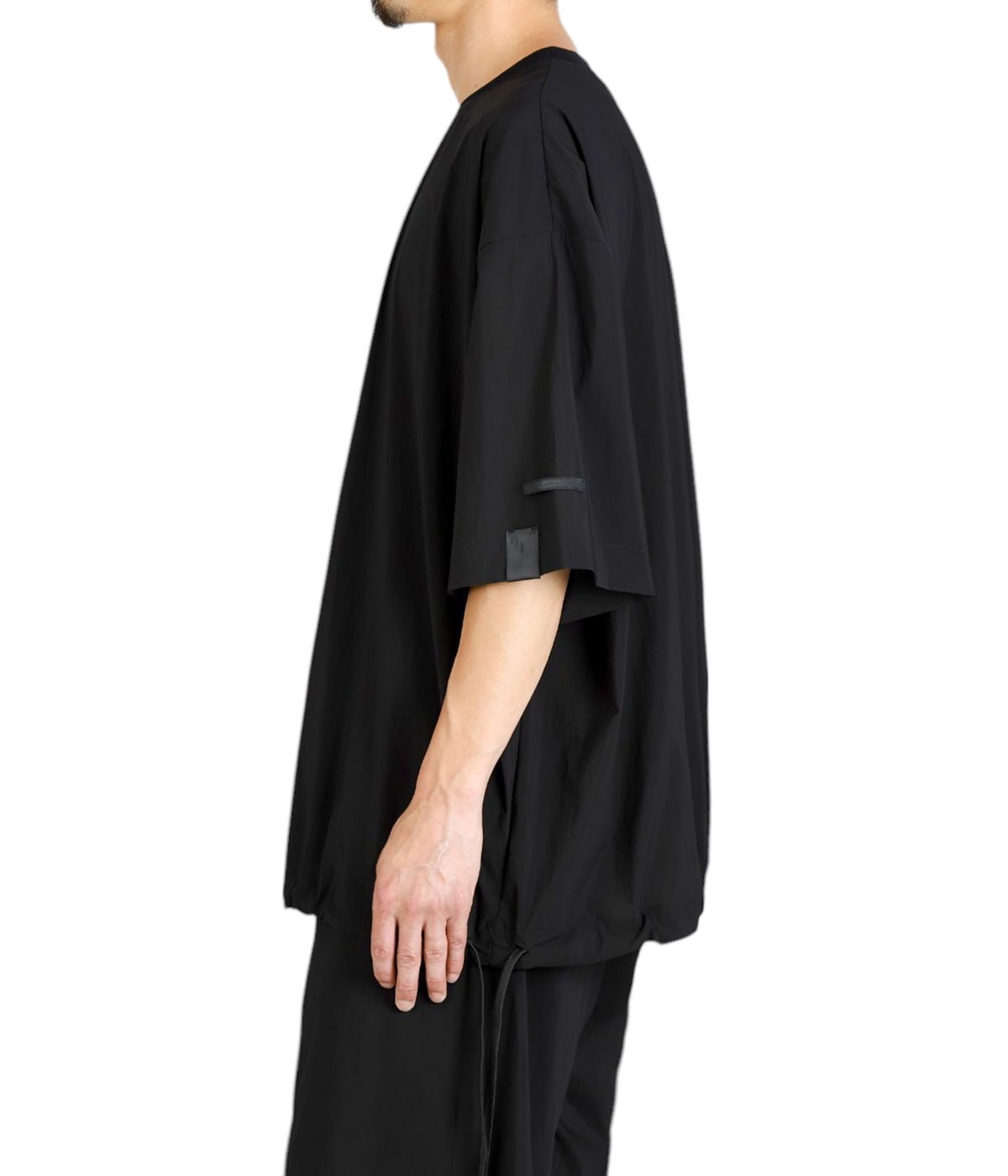 model（175cm / 60kg）B85 W75 H92 着用サイズ：38