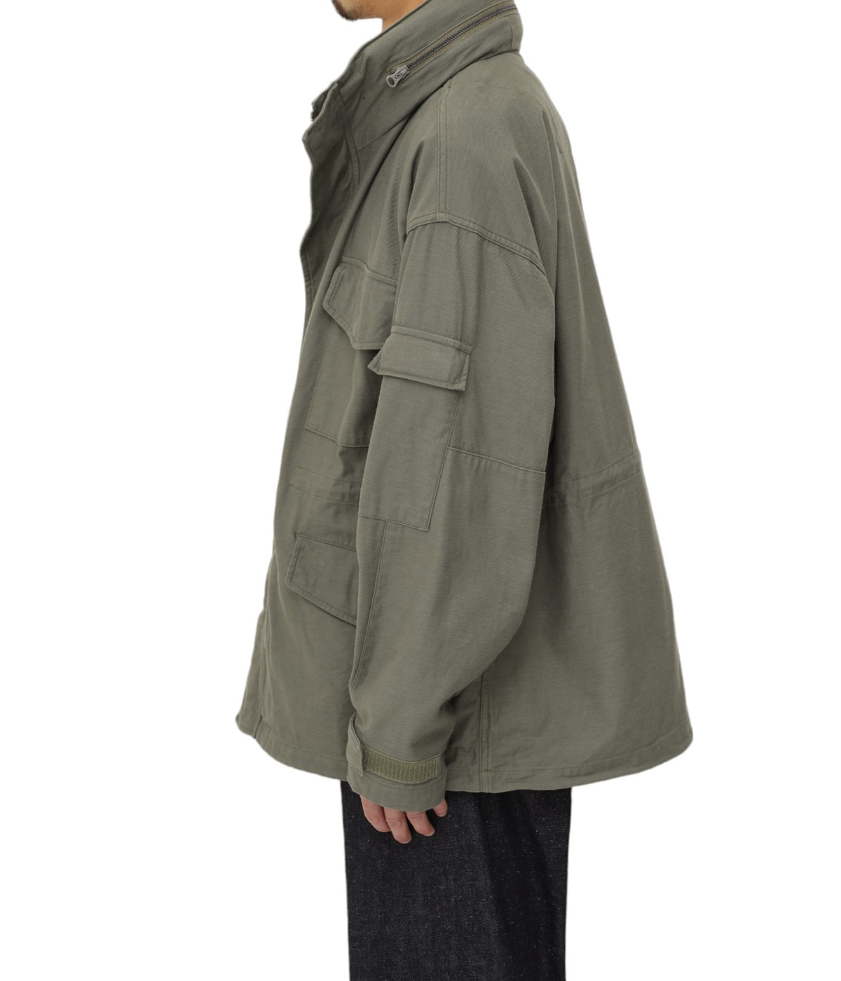 model（175cm / 60kg）B85 W75 H92 着用サイズ：M