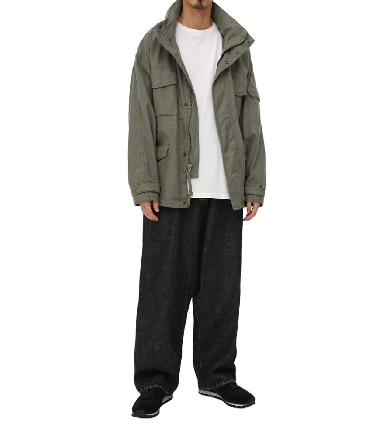 model（175cm / 60kg）B85 W75 H92 着用サイズ：M