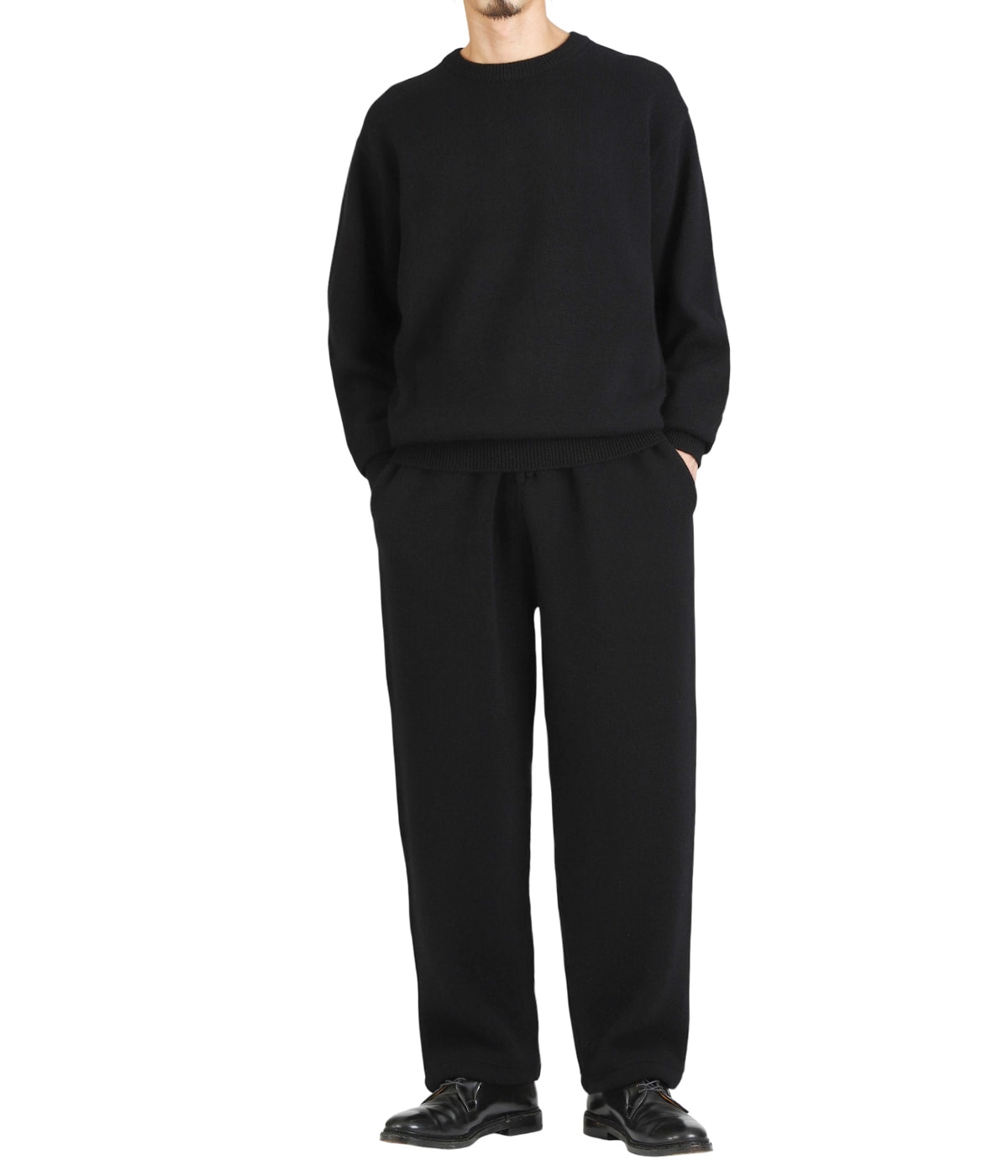 PANTS：Goldencash Sweatpantsを着用