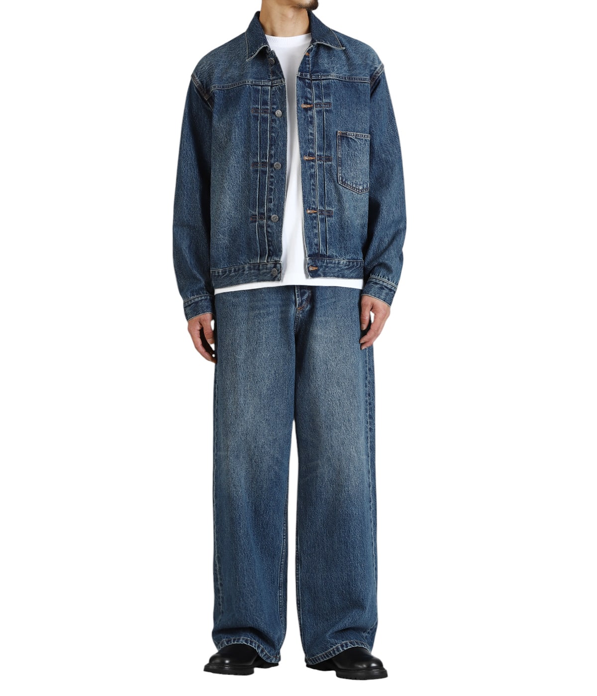 JACKET：VESTE JEAN 1st-DENIM DELAVE 90'S を着用