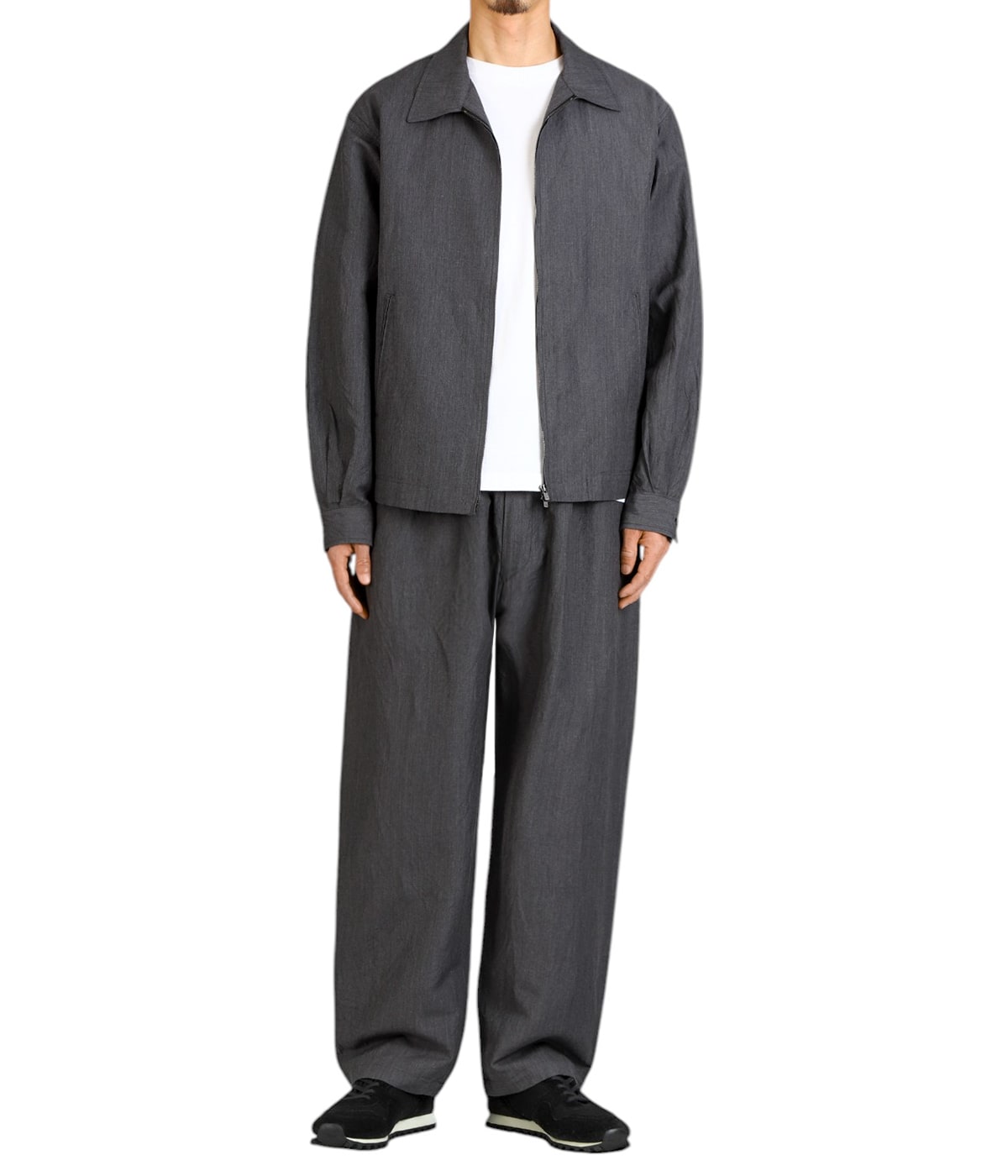 PANTS : LINEN / WOOL TROPICAL 1TUCK WIDE EASY PANTS を着用