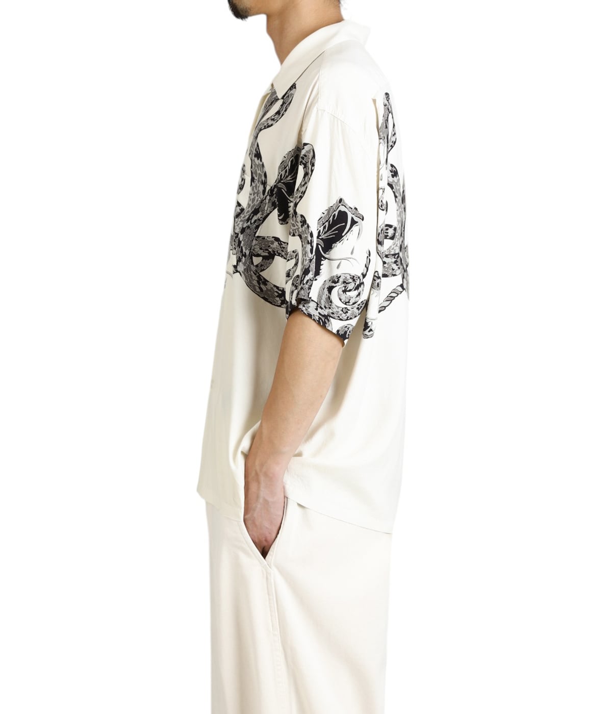 model（175cm / 60kg）B85 W75 H92 着用サイズ：M