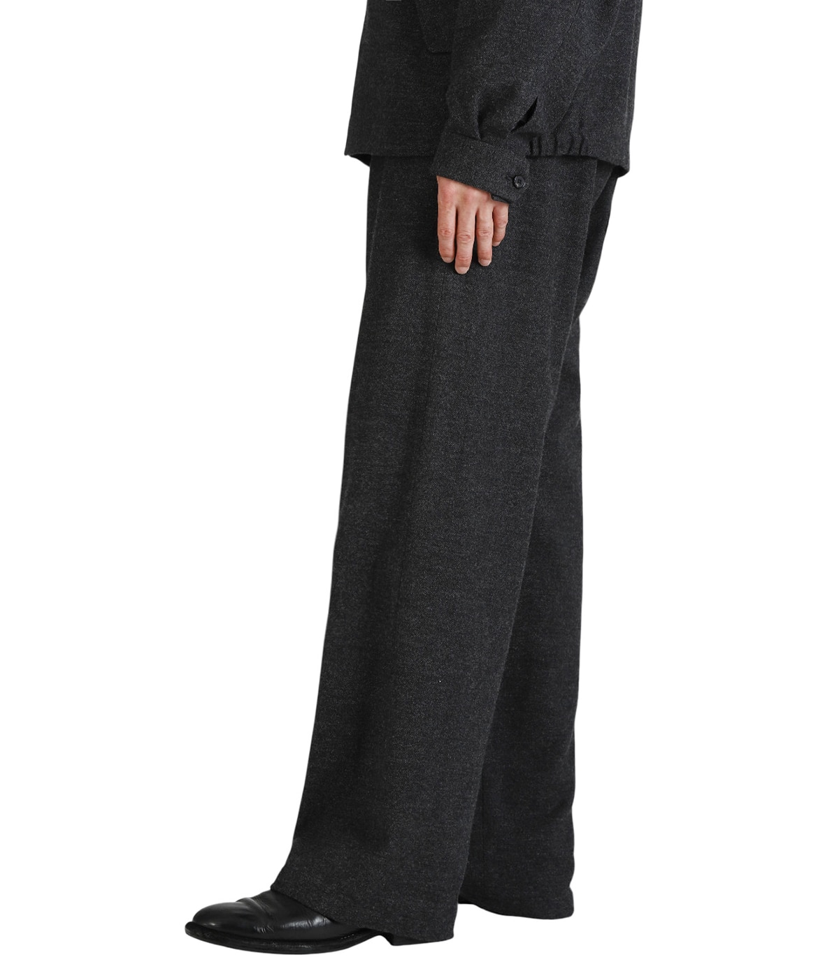 model(175cm / 60kg)B85 W75 H92 着用サイズ：46