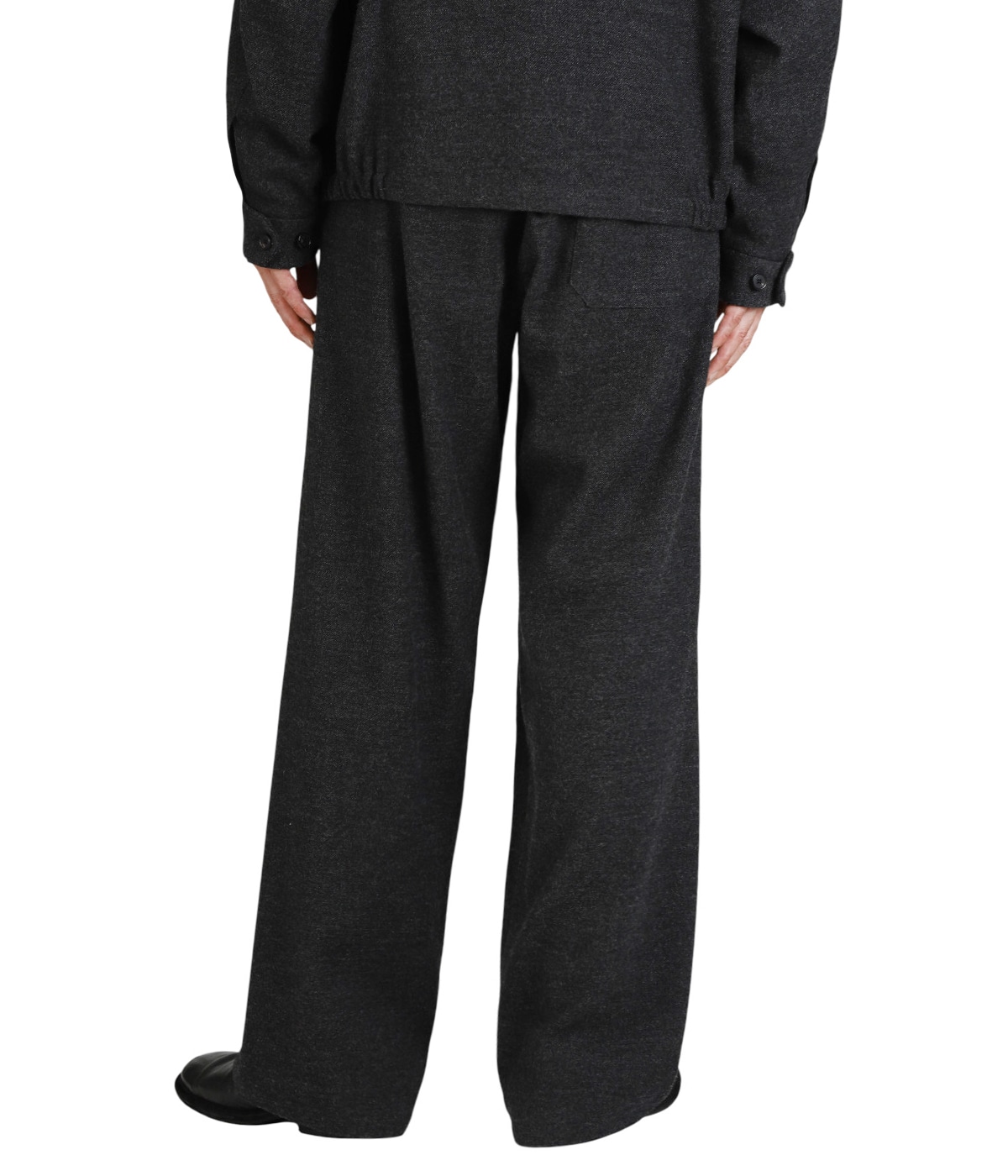 model(175cm / 60kg)B85 W75 H92 着用サイズ：46