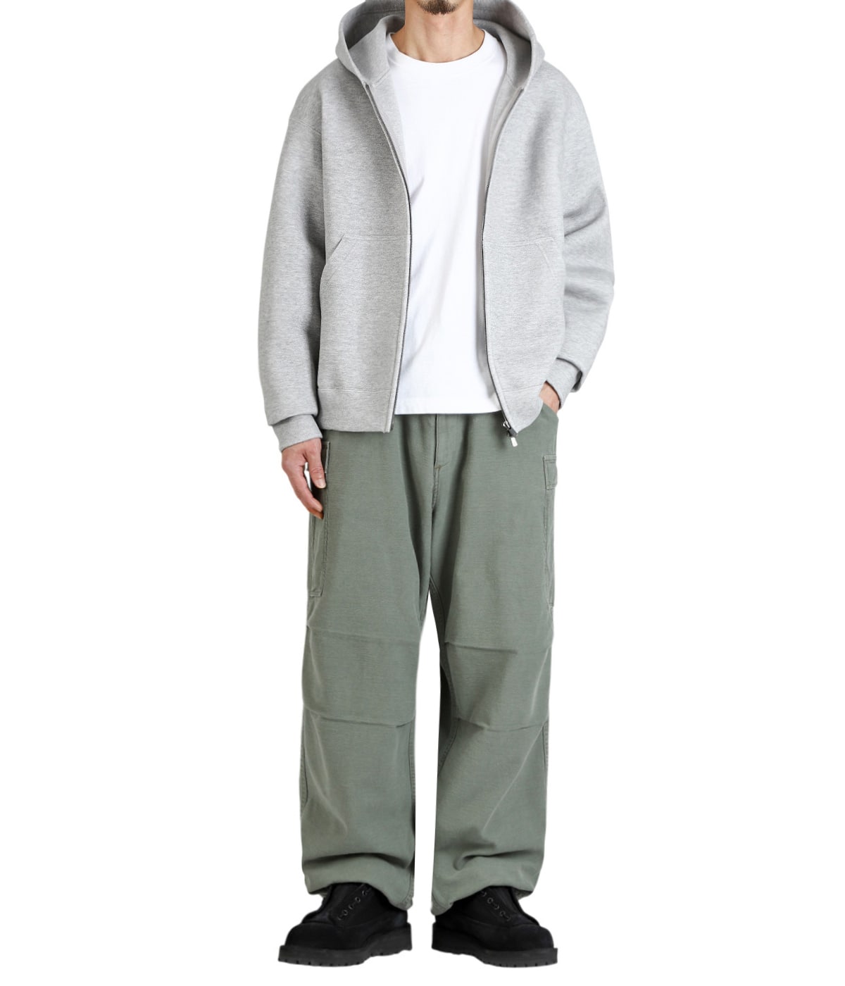 model（175cm / 60kg）B85 W75 H92 着用サイズ：M