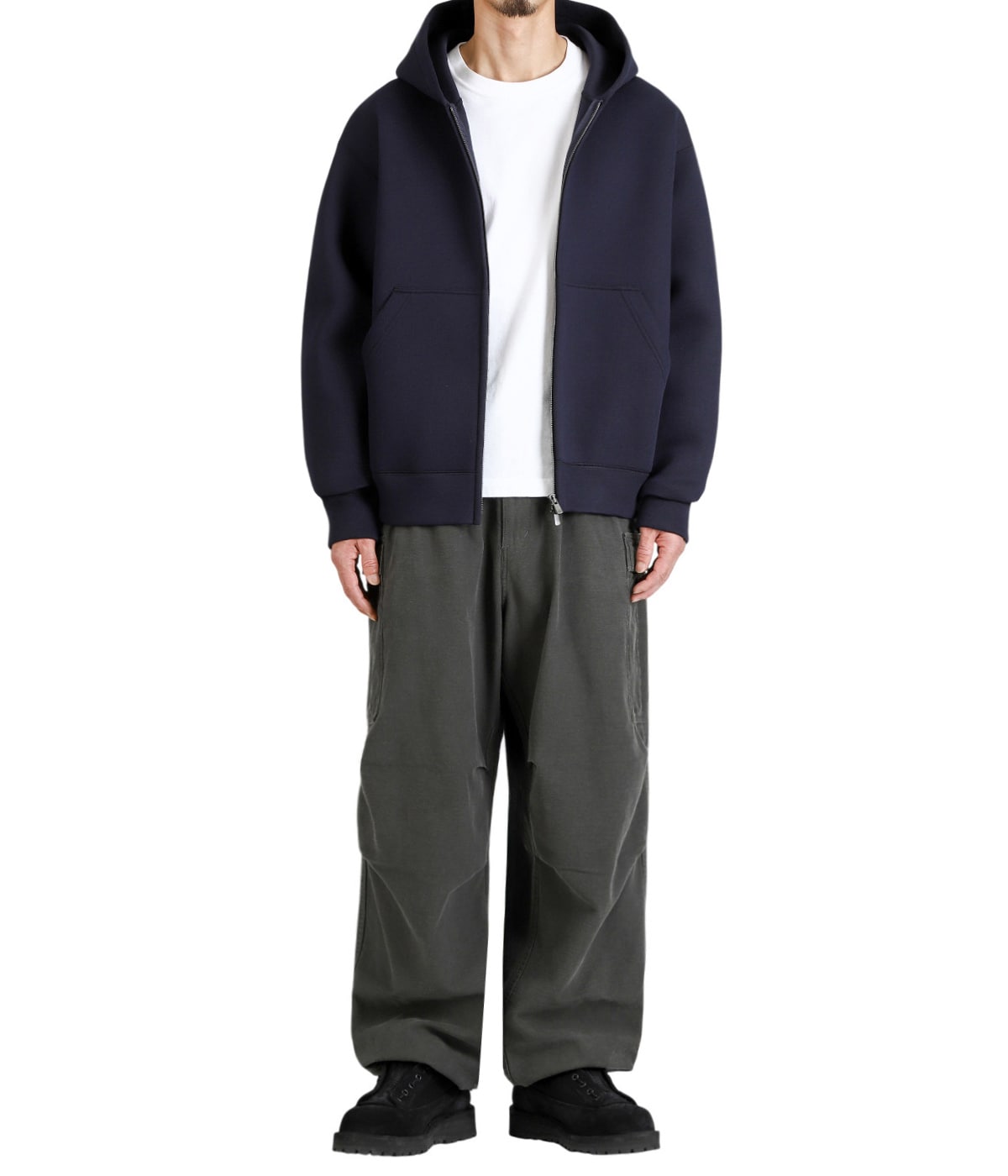 model（175cm / 60kg）B85 W75 H92 着用サイズ：M