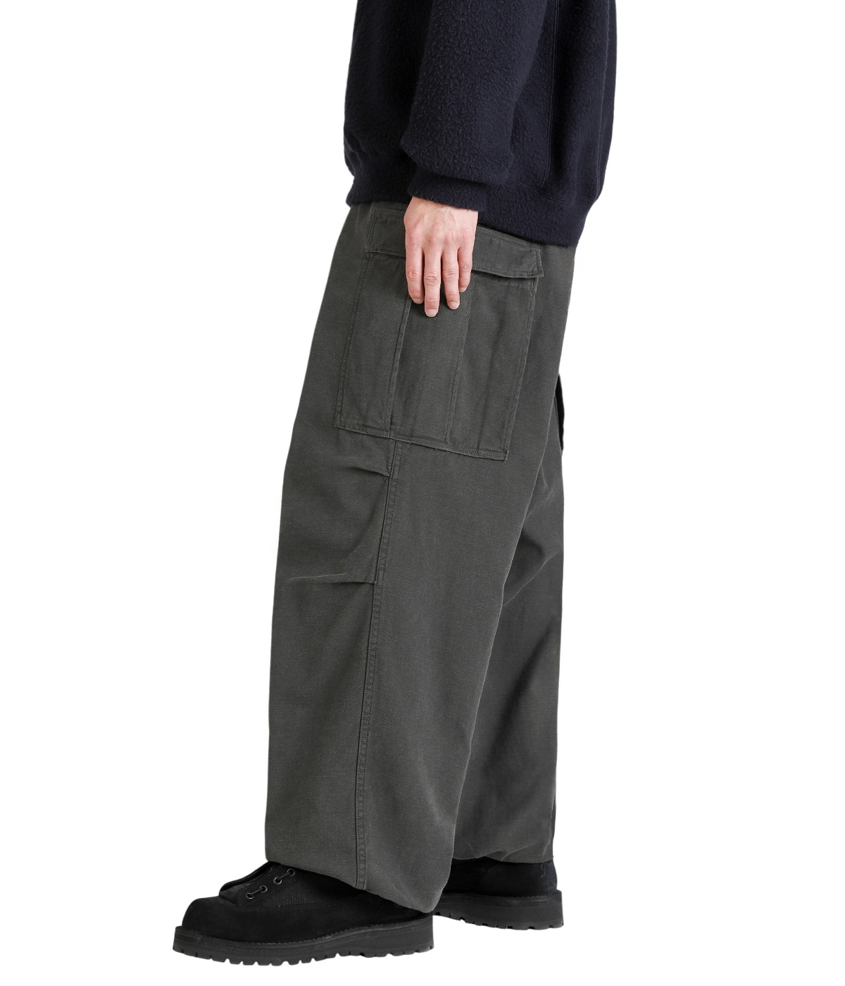 model（175cm / 60kg）B85 W75 H92 着用サイズ：M