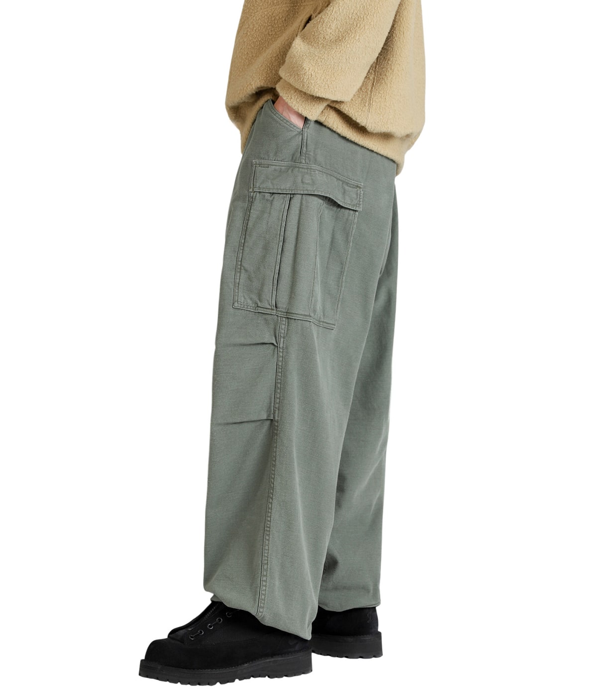 model（175cm / 60kg）B85 W75 H92 着用サイズ：M