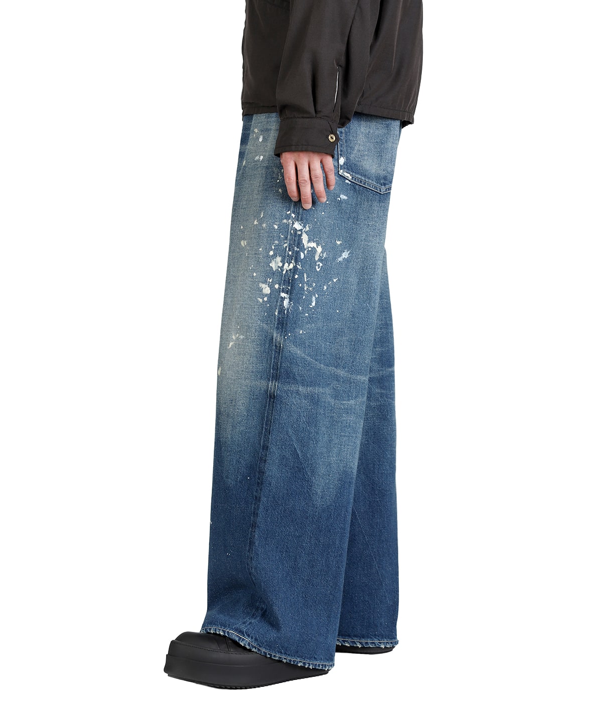 model（175cm / 60kg）B85 W75 H92 着用サイズ：M