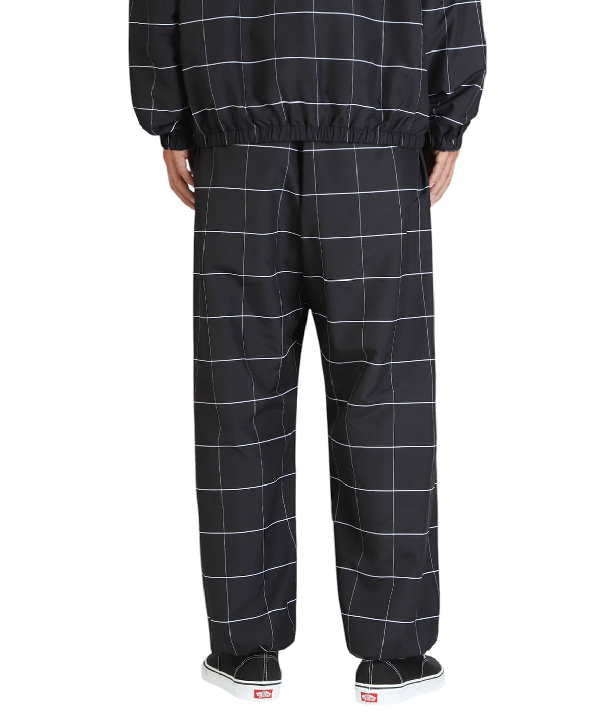 model（184cm / 63kg）B85 W80 H102 着用サイズ：L