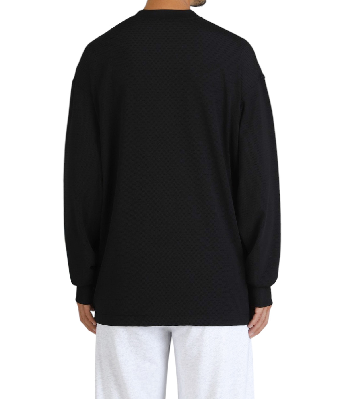 model（184cm / 63kg）B85 W80 H102 着用サイズ：L