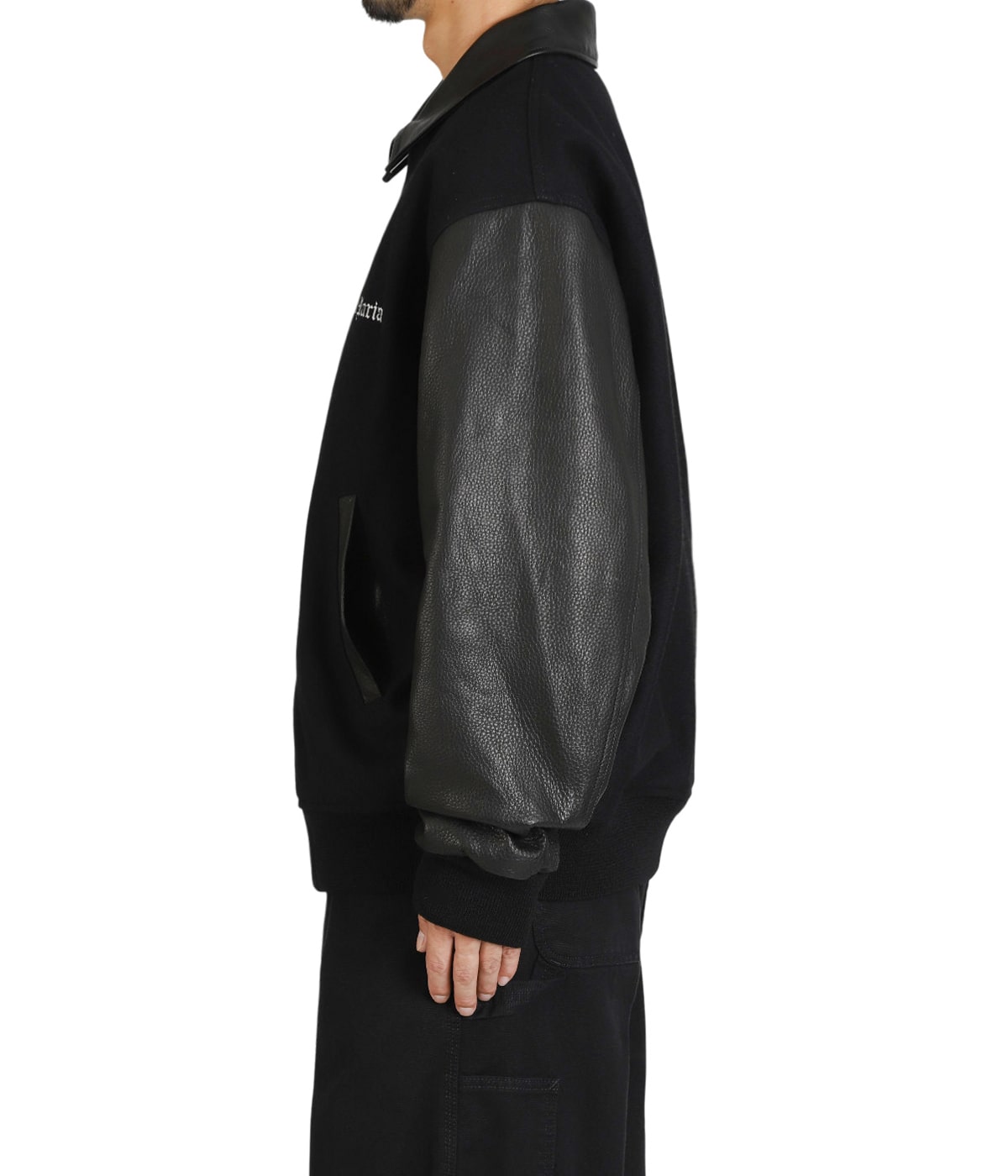 model（184cm / 63kg）B85 W80 H102 着用サイズ：XL