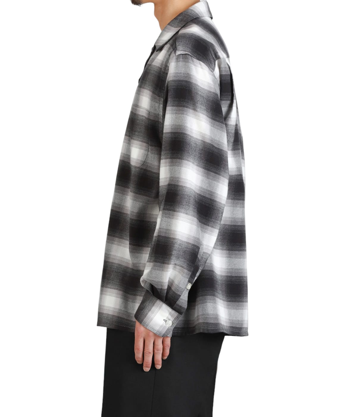 model（175cm / 60kg）B85 W75 H92 着用サイズ：M