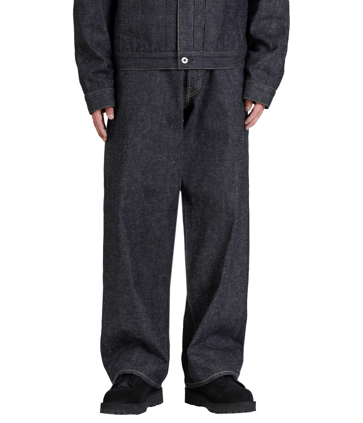 model（175cm / 60kg）B85 W75 H92 着用サイズ：M