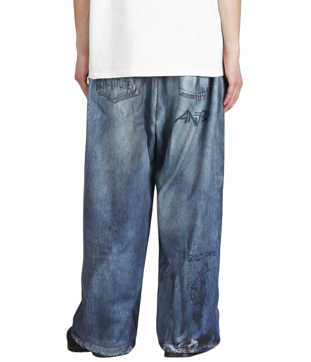 model（175cm / 60kg）B85 W75 H92 着用サイズ：L