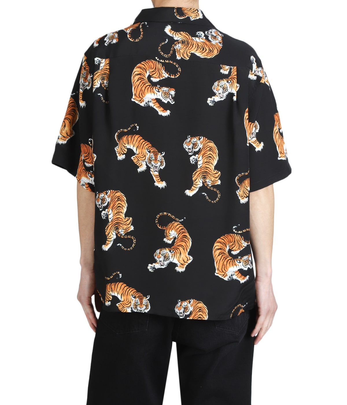 model（175cm / 60kg）B85 W75 H92 着用サイズ：M