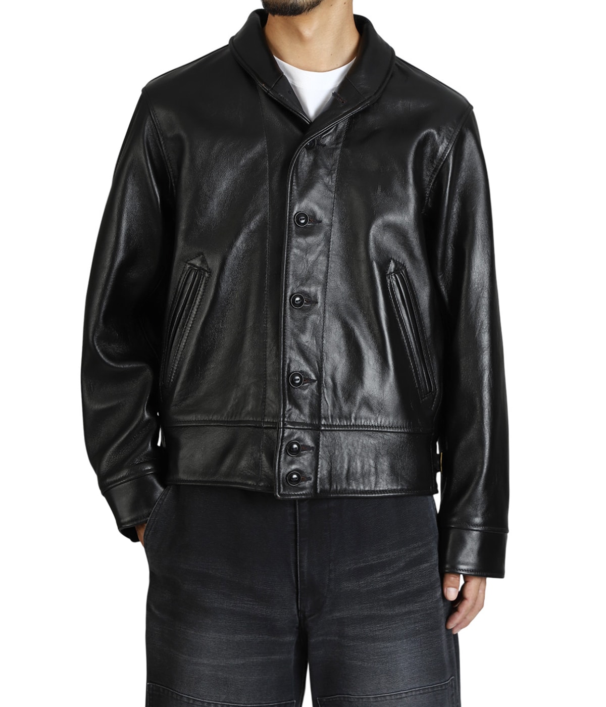 model（184cm / 63kg）B85 W80 H102 着用サイズ：42