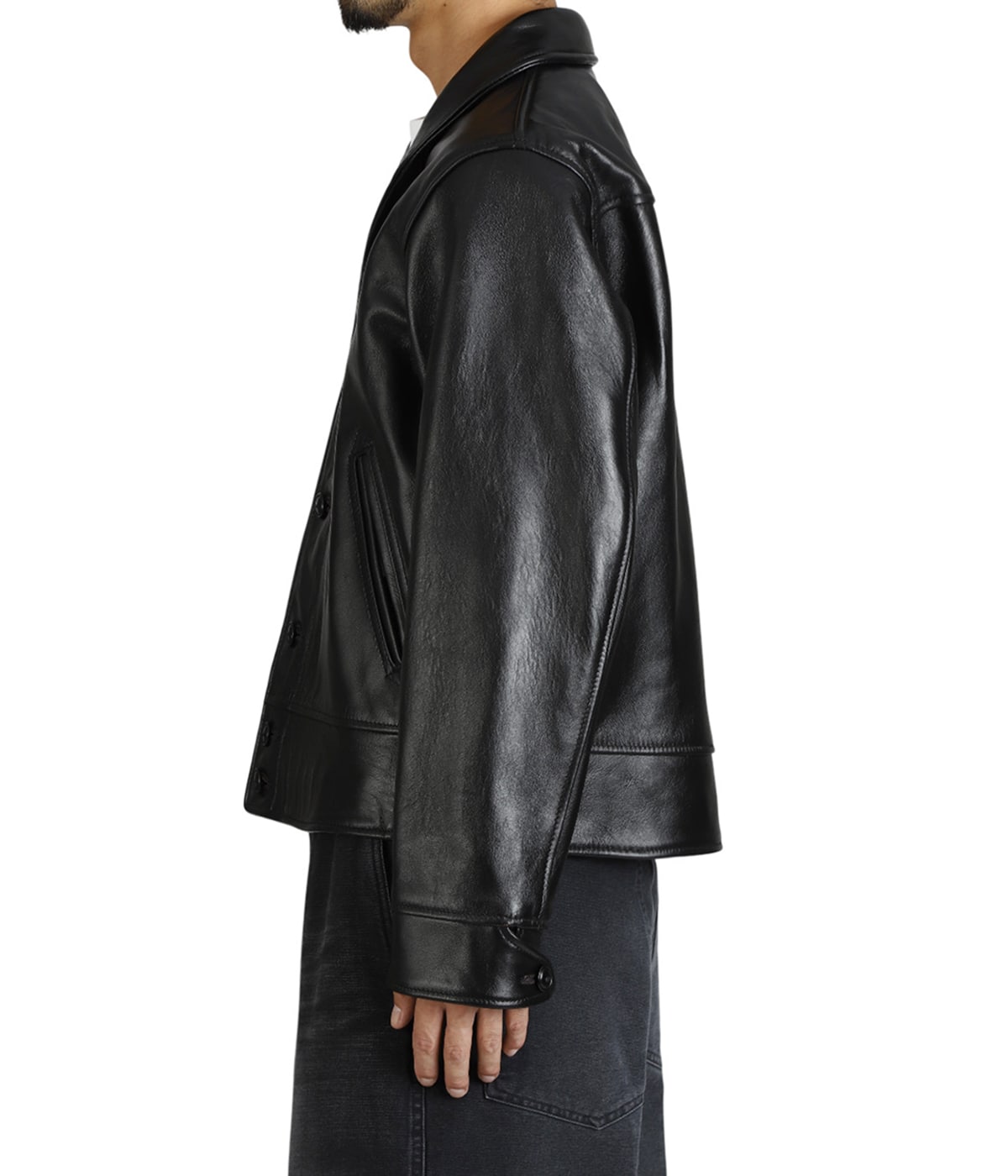 model（184cm / 63kg）B85 W80 H102 着用サイズ：42