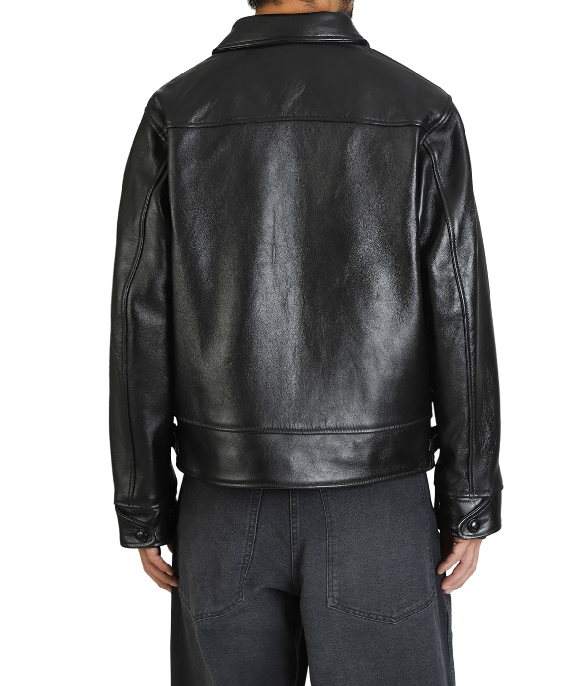 model（184cm / 63kg）B85 W80 H102 着用サイズ：42