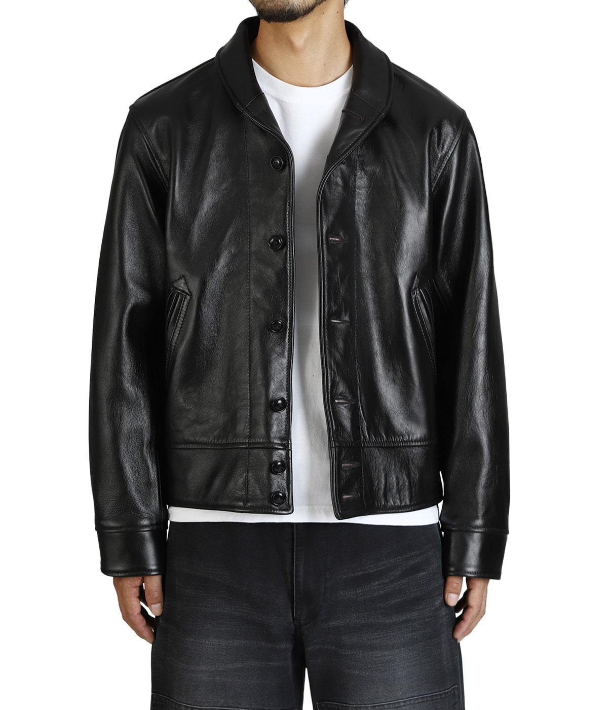 model（184cm / 63kg）B85 W80 H102 着用サイズ：42