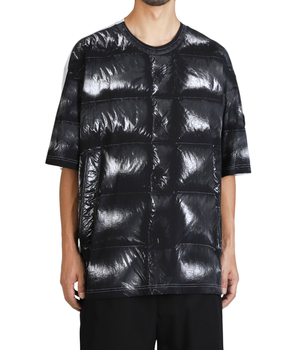 model（184cm / 63kg）B85 W80 H102 着用サイズ：L