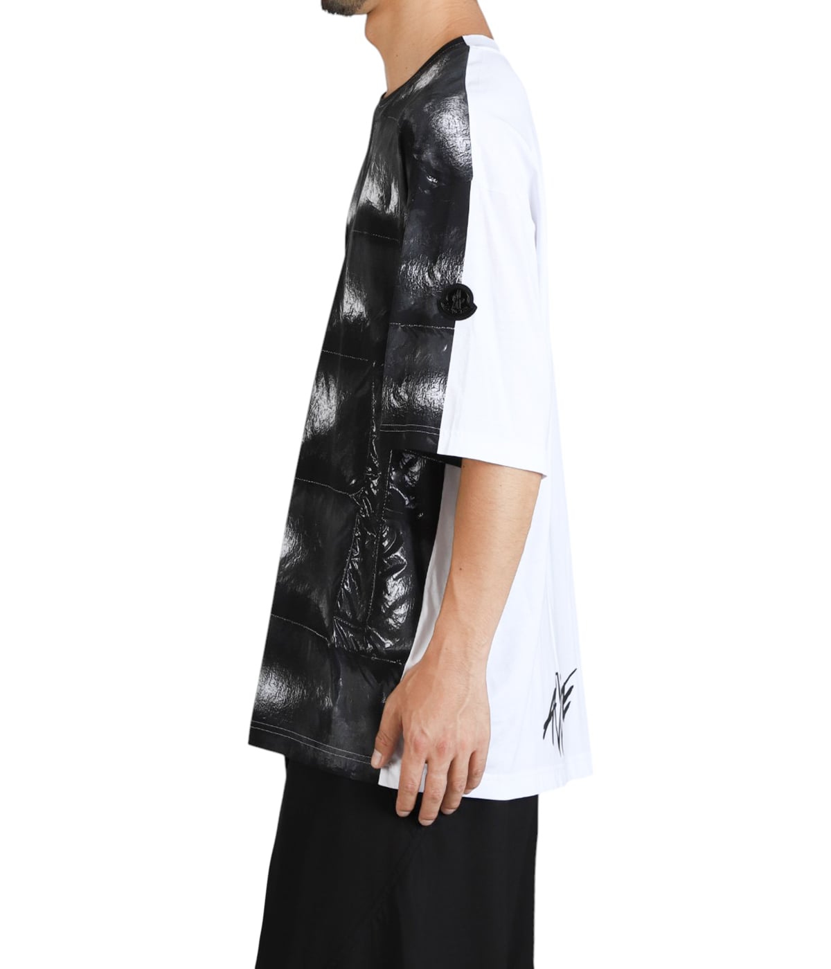 model（184cm / 63kg）B85 W80 H102 着用サイズ：L