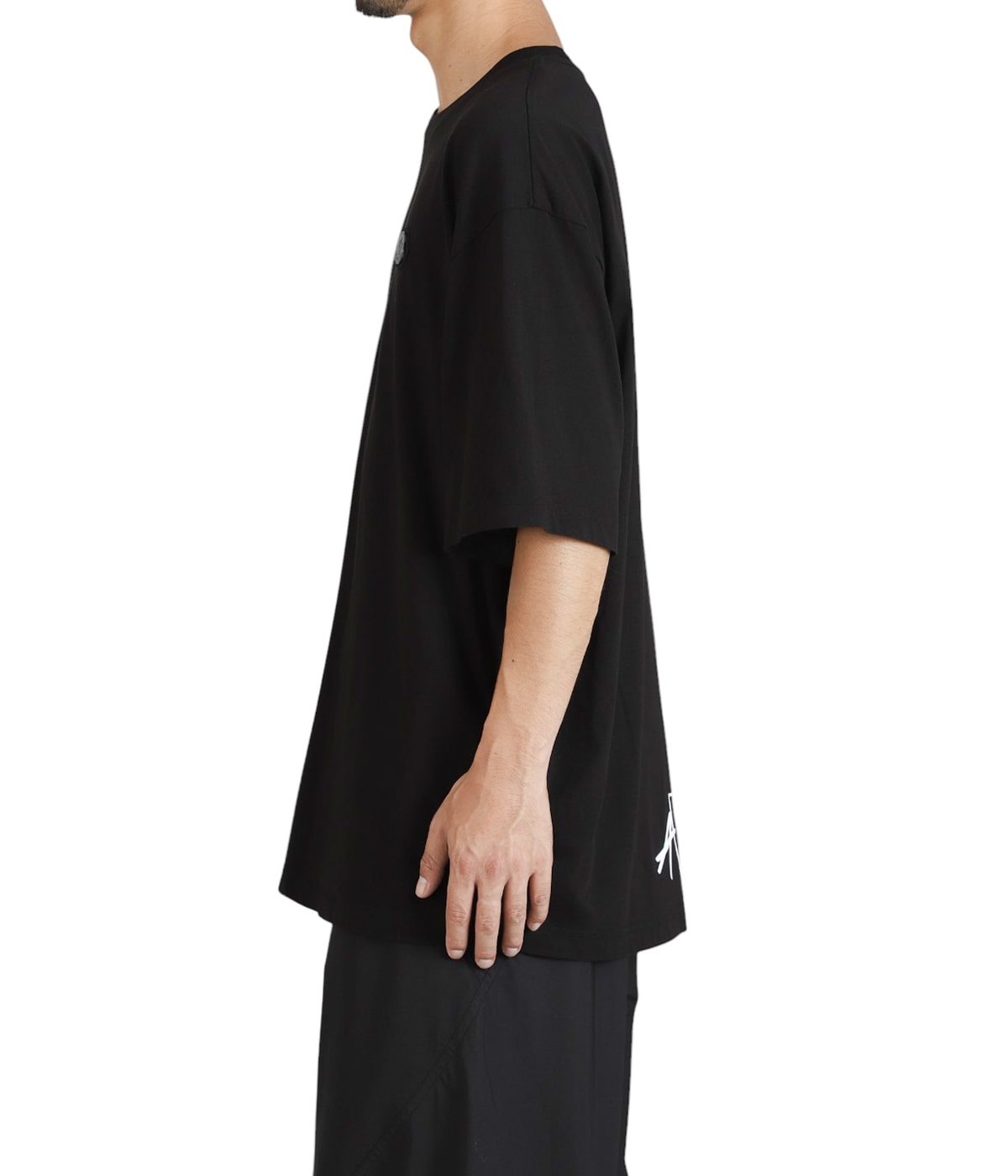 model（184cm / 63kg）B85 W80 H102 着用サイズ：M