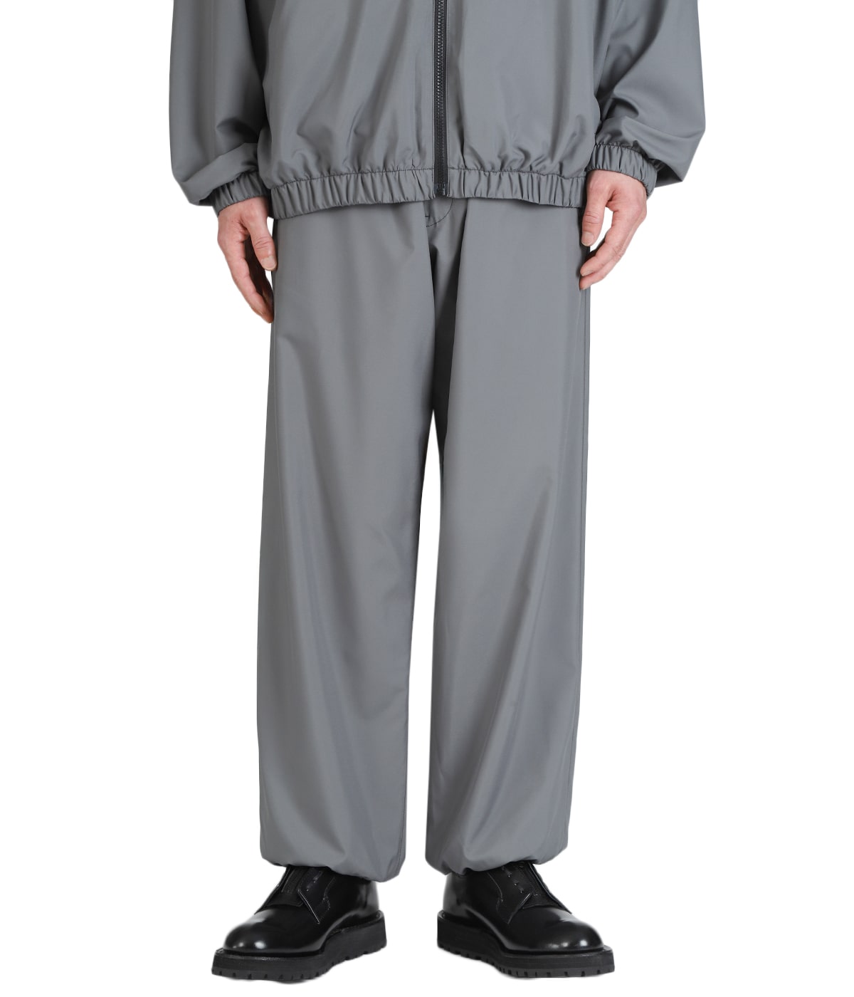 model（175cm / 60kg）B85 W75 H92 着用サイズ：38