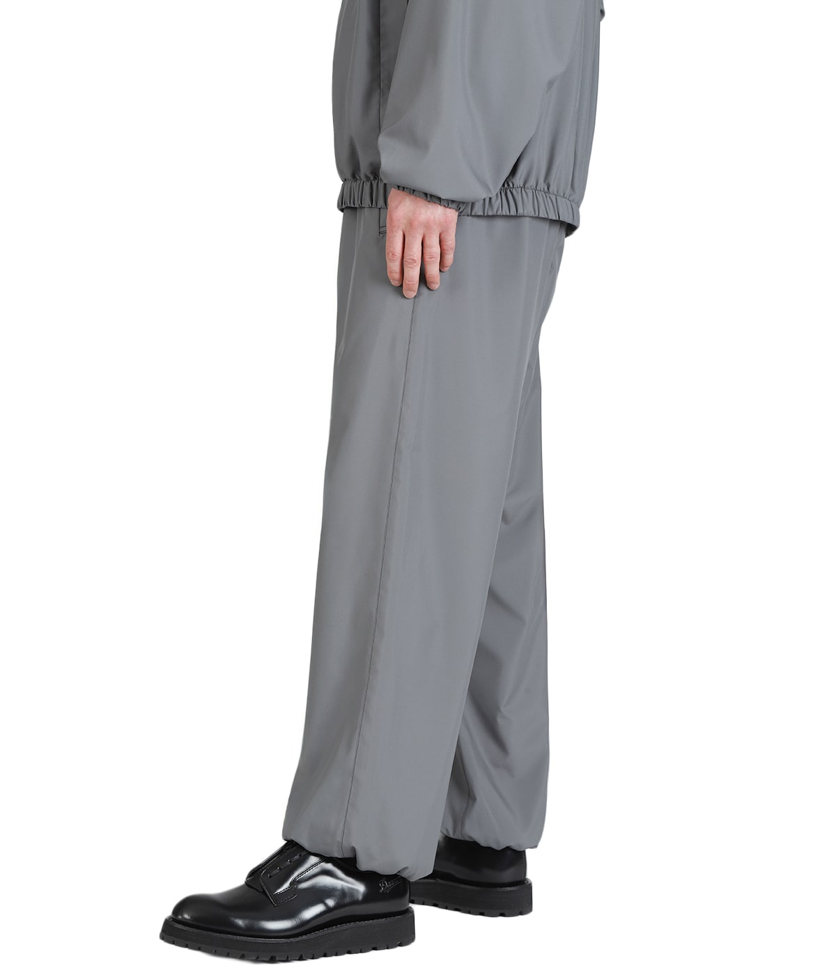 model（175cm / 60kg）B85 W75 H92 着用サイズ：38