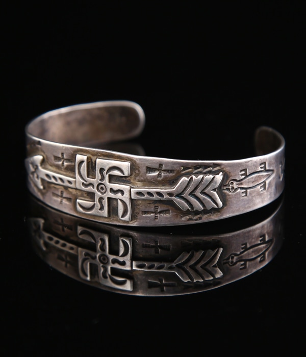 ビンテージネイティブアメリカンシルバーブレスレットデザイン カフ ナバホ Antique Native American Navajo Wide Stamp Work Silver Cuff