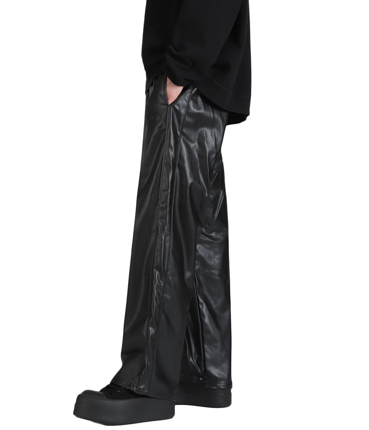 model（175cm / 60kg）B85 W75 H92 着用サイズ：M