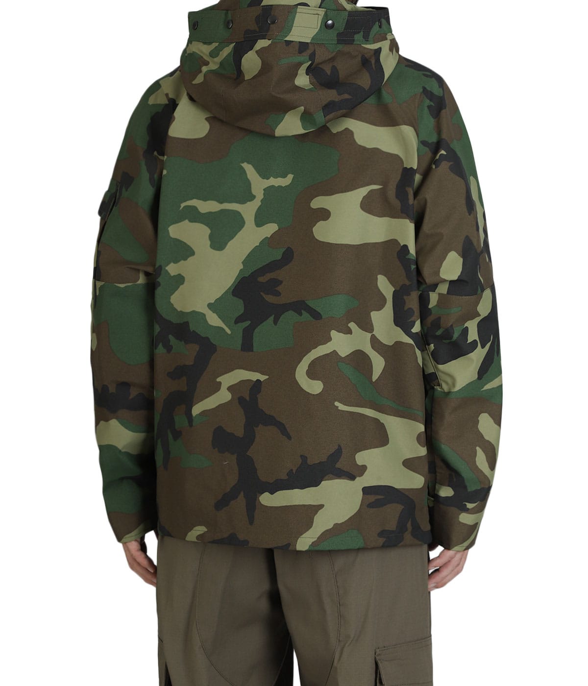 model（184cm / 63kg）B85 W80 H102 着用サイズ：M-X-SHORT