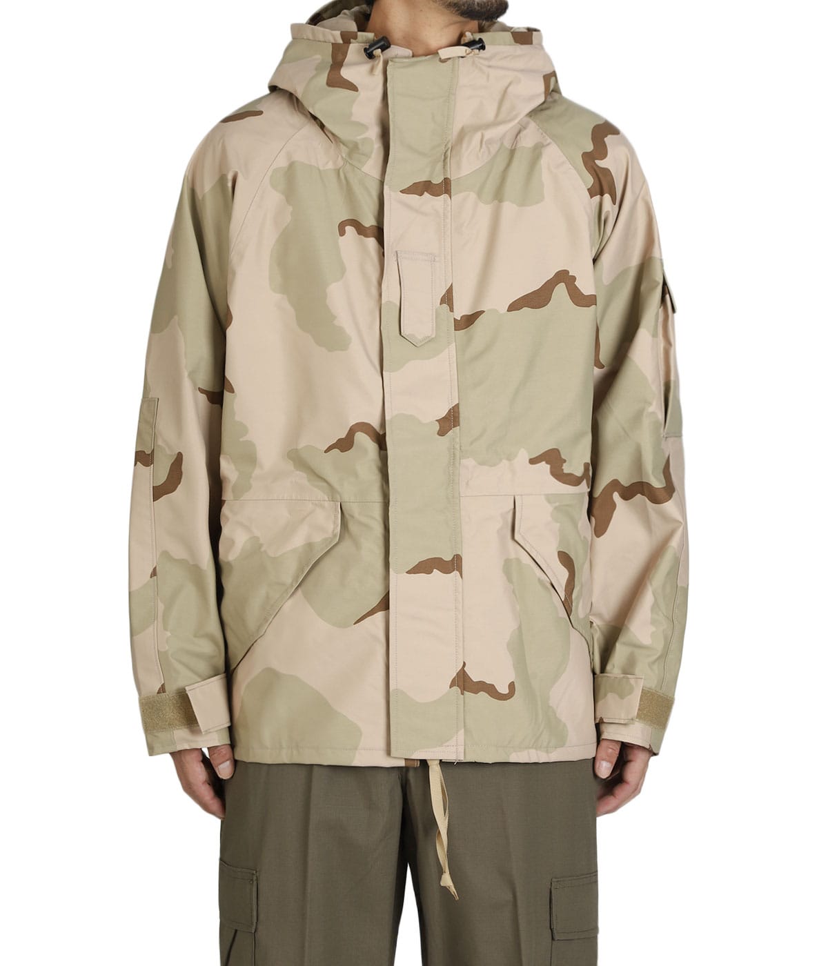 model（184cm / 63kg）B85 W80 H102 着用サイズ：M-X-SHORT