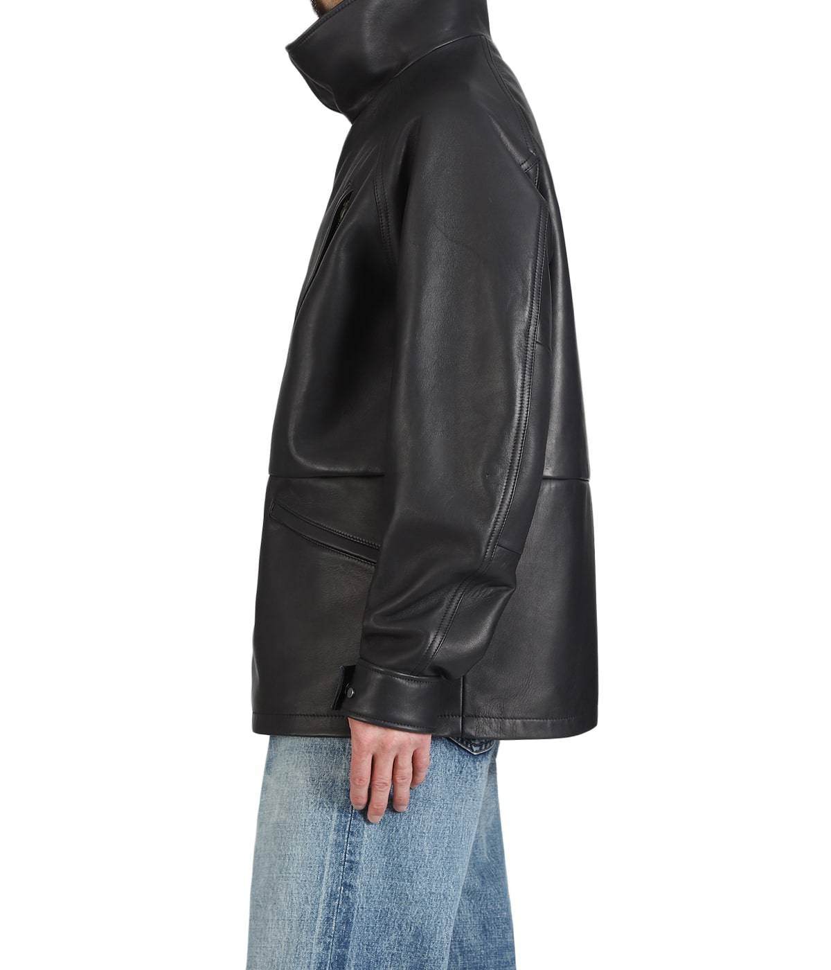 model（175cm / 60kg）B85 W75 H92 着用サイズ：40