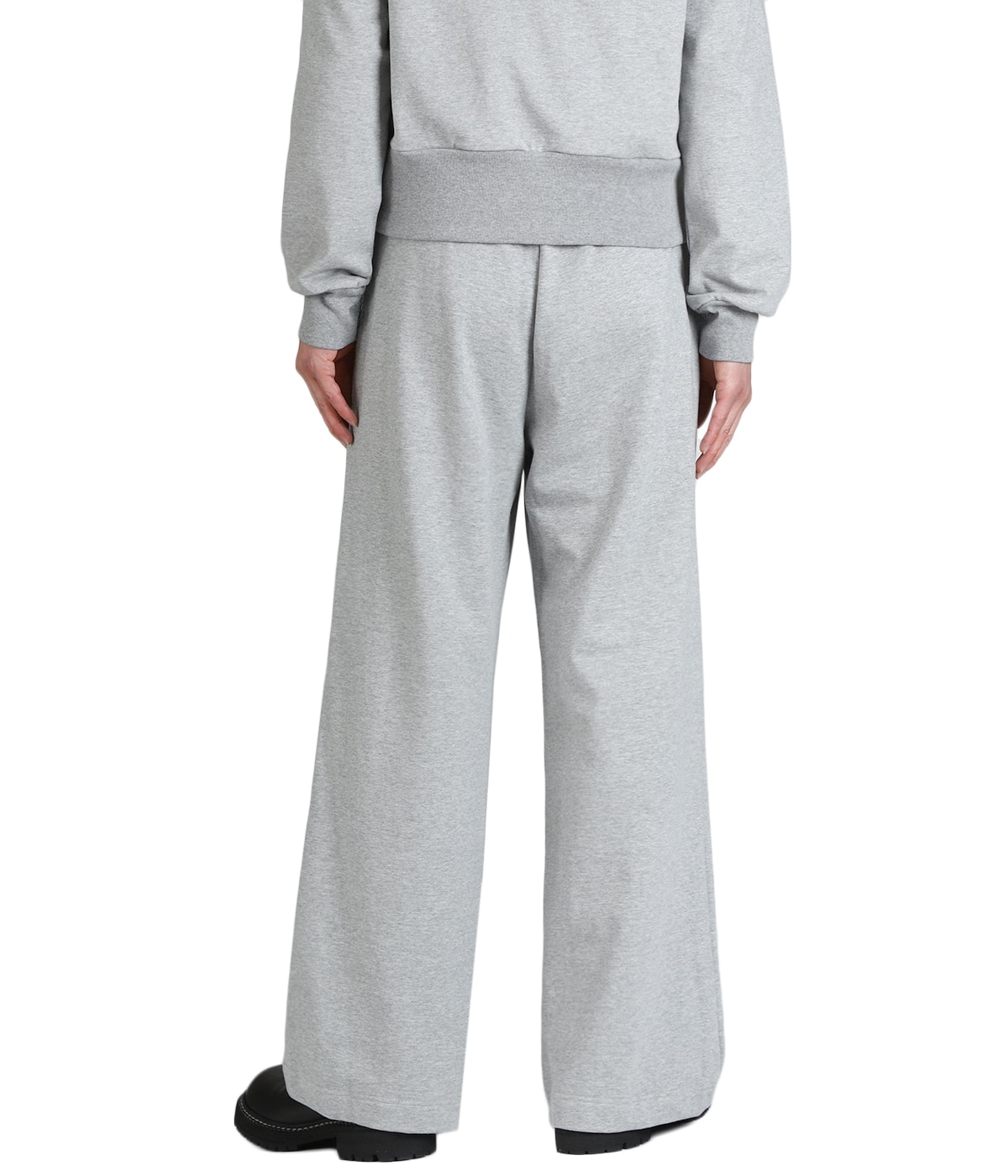 model（175cm / 60kg）B85 W75 H92 着用サイズ：46