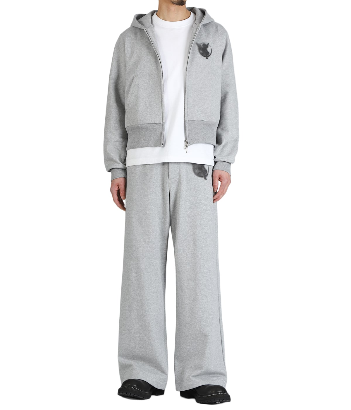 TOPS : MB ZIP-UP HOODIE を着用