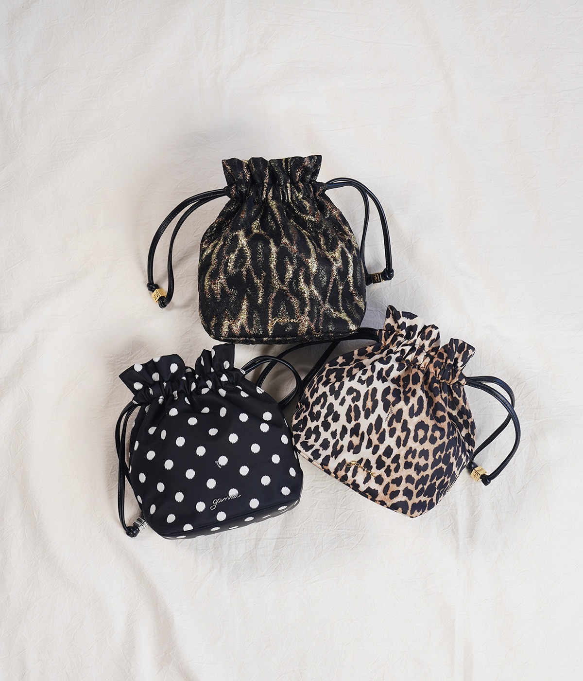 該当商品は画像中央上になります。