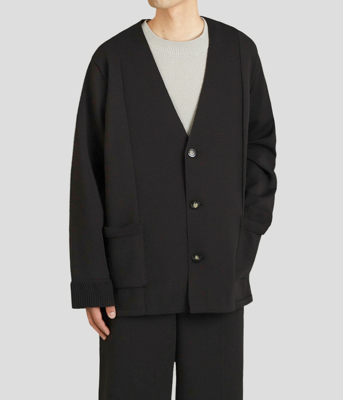 model（177cm / 62kg）B87 W73 H92 着用サイズ：L