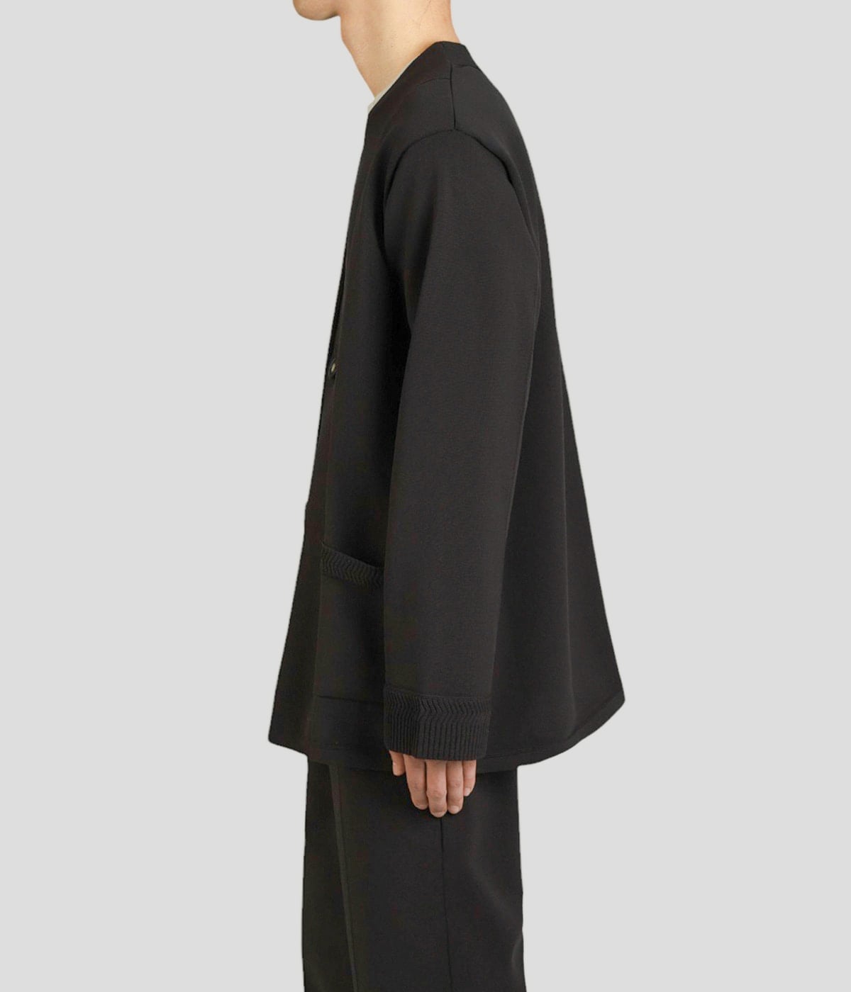 model（177cm / 62kg）B87 W73 H92 着用サイズ：L