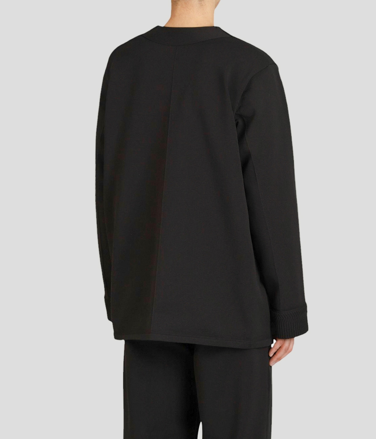 model（177cm / 62kg）B87 W73 H92 着用サイズ：L