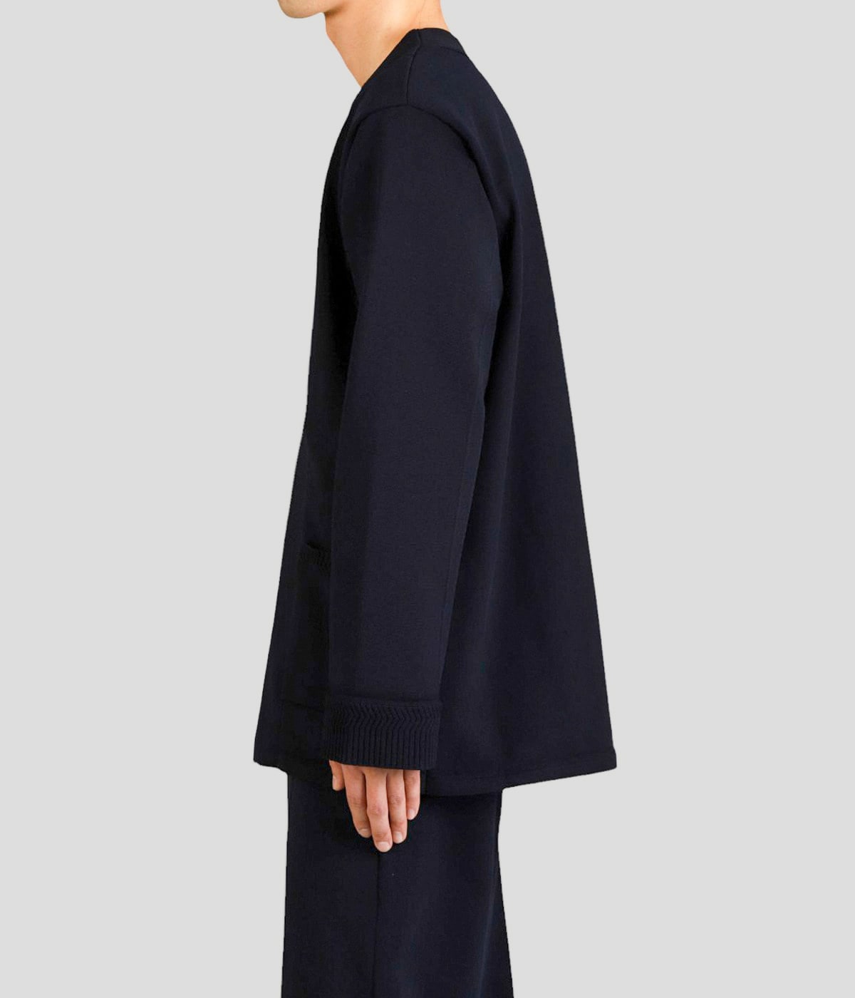 model（177cm / 62kg）B87 W73 H92 着用サイズ：L