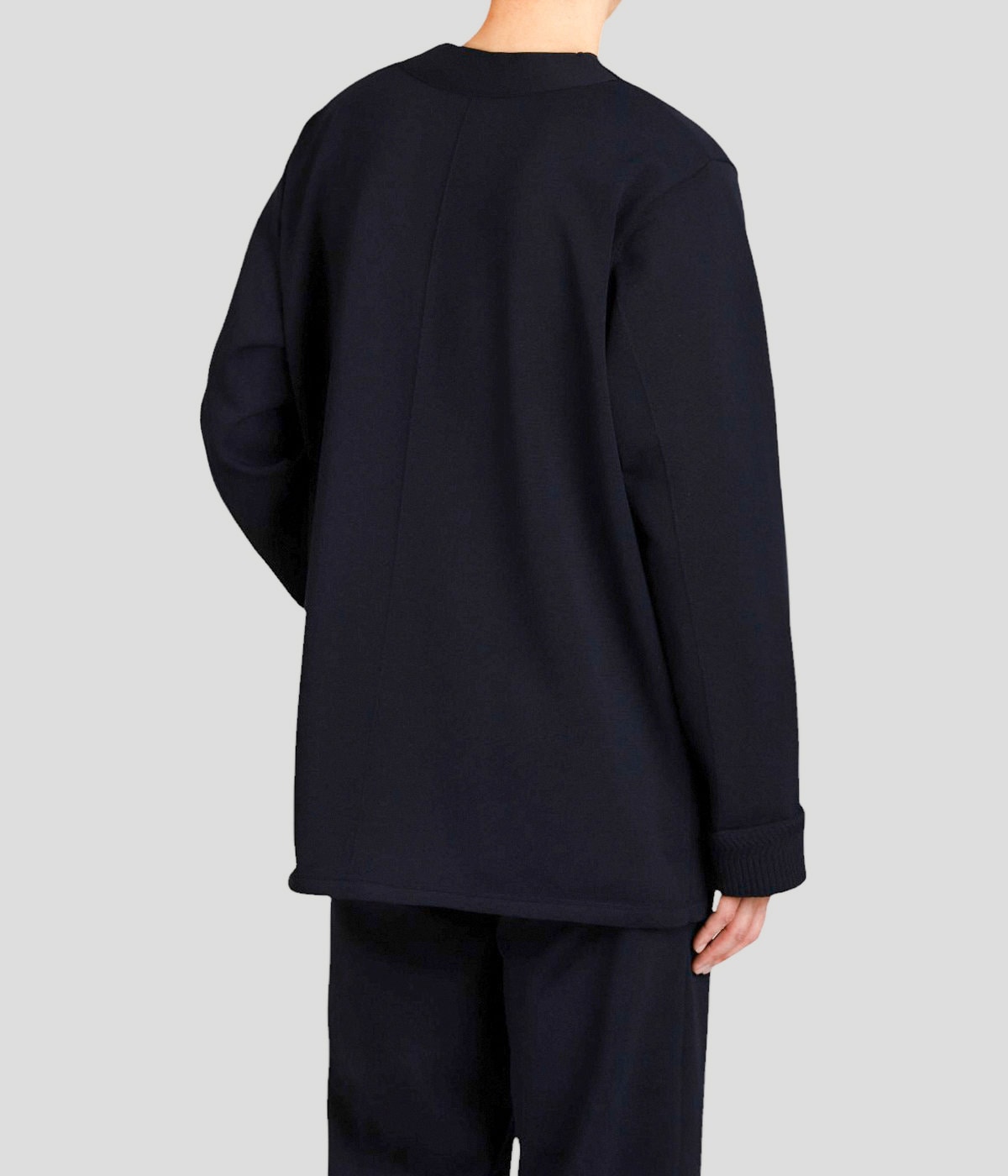 model（177cm / 62kg）B87 W73 H92 着用サイズ：L