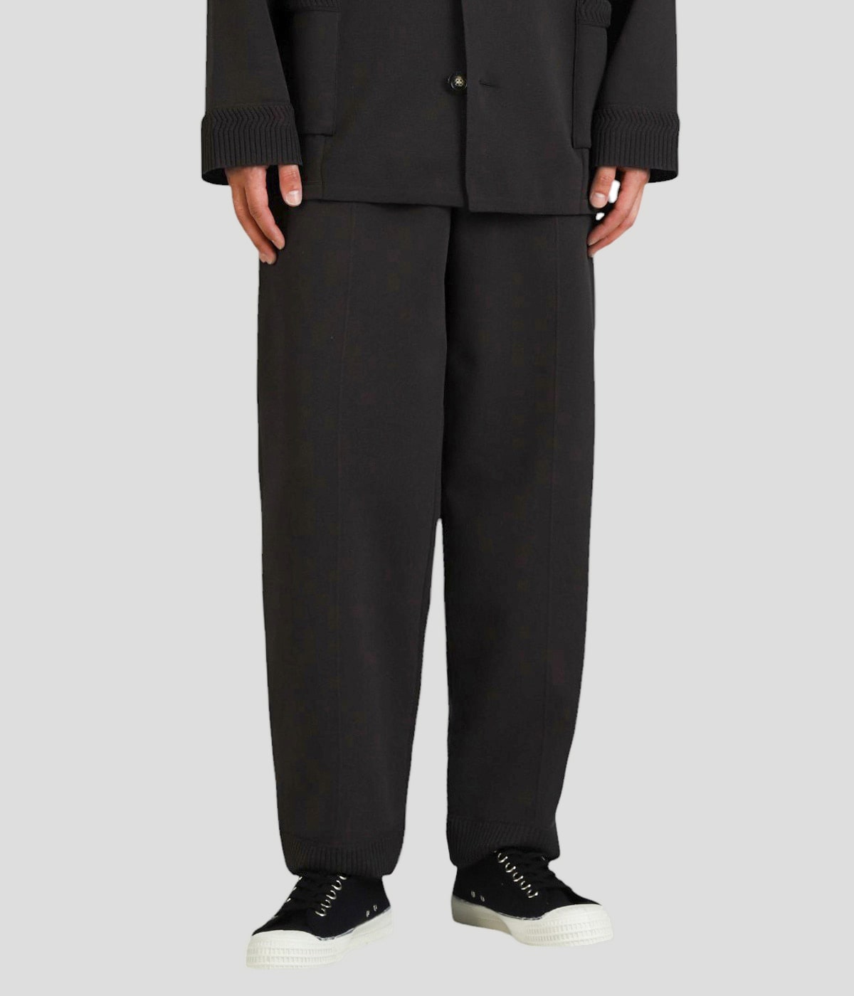 model（177cm / 62kg）B87 W73 H92 着用サイズ：L