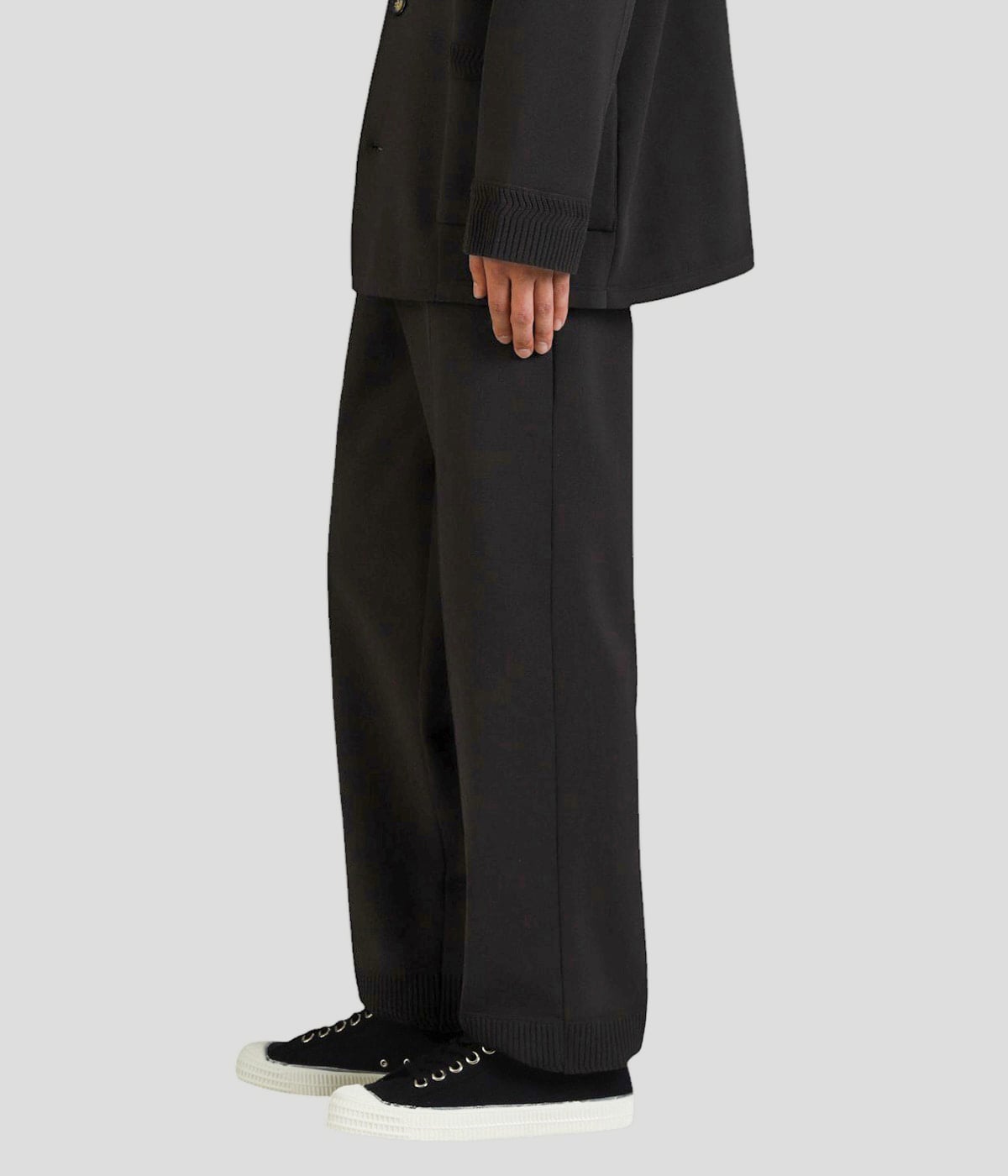 model（177cm / 62kg）B87 W73 H92 着用サイズ：L